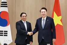 El primer ministro vietnamita, Pham Minh Chinh (izquierda), y el presidente surcoreano, Yoon Suk-yeol. (Foto: VNA)