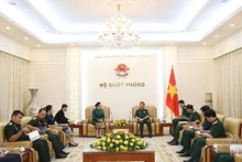El ministro de Defensa de Vietnam, general Phan Van Giang, recibe a la embajadora de Laos en el país, Khamphao Ernthavanh. (Foto: VNA)