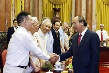 El presidente de Vietnam, Nguyen Xuan Phuc, en la reunión con veteranos que servían y protegían al Presidente Ho Chi Minh. (Fotografía: VNA)