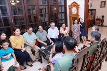 El primer ministro de Vietnam, Pham Minh Chinh, visita la familia del expresidente del Consejo de Ministros Pham Hung. (Foto: VNA)