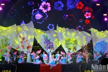 Actuación para abrir la ceremonia de clausura del décimo Festival de Flores de Da Lat y dar la bienvenida al Año Nueo 2025.