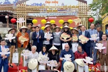 Quang Nam da la bienvenida al primer grupo de turistas que visitan la ciudad antigua de Hoi An.