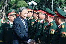 El secretario general del Partido Comunista de Vietnam, To Lam, saluda a los oficiales del 34º cuerpo de ejército. (Foto: VNA)
