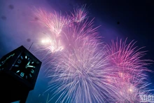 [Foto] Fuegos artificiales iluminan el cielo de Hanói en víspera del Año Nuevo 2025