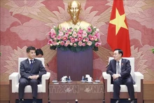 El presidente de la Asamblea Nacional (Parlamento) Vuong Dinh Hue, recibió a Izumi Kenta, titular del Partido Democrático Constitucional de Japón. (Foto: VNA)