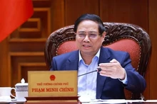 El primer ministro de Vietnam, Pham Minh Chinh, preside la reunión. (Foto: VNA)