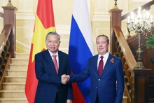 El secretario general del Partido Comunista de Vietnam, To Lam (Izq), y Dmitry Medvedev, presidente del partido Rusia Unida y vicepresidente del Consejo de Seguridad de la Federación de Rusia.