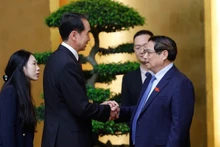 El primer ministro de Vietnam, Pham Minh Chinh, recibe al embajador de China en Vietnam, He Wei. (Foto: VNA)
