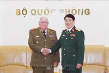 El jefe de la Dirección General de Política del Ejército Popular de Vietnam, general Luong Cuong (derecha), recibe al ministro de las Fuerzas Armadas de Cuba, general de Cuerpo de Ejército Álvaro López Miera. (Foto: VNA)