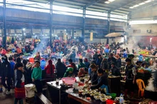 Área de gastronomía en el mercado de Meo Vac en el distrito homónimo, provincia norteña de Ha Giang. (Foto: VNA)