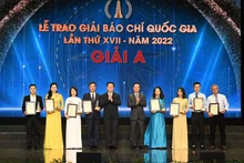 Honran a los ganadores del premio A. (Foto: Nhan Dan)