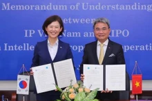 Representantes vietnamita y surcoreana intercambian memorándum de cooperación. (Foto: VNA)