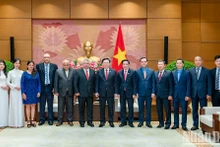 Dirigente legislativo vietnamita recibe al secretario general de la Central de Trabajadores de Cuba