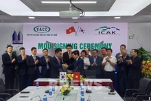 Firma de un memorando de entendimiento entre ICAK y VACC. (Foto: VNA)