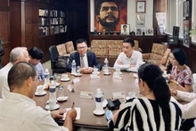 El miembro del Comité Central del Partido Comunista de Vietnam y subjefe de su Comisión de Comunicación y Educación, redactor jefe del periódico Nhan Dan (Pueblo), y presidente de la Asociación de Periodistas de Vietnam, en la reunión con la junta directiva del diario Granma.