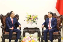 El viceprimer ministro vietnamita Le Minh Khai (derecha) recibe al viceprimer ministro y titular de Economía y Finanzas de Corea del Sur, Choo Kyung-ho. (Foto: VNA)
