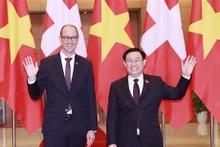 El presidente de la Asamblea Nacional (Parlamento) de Vietnam, Vuong Dinh Hue, sostuvo en Hanói conversaciones con el titular del Consejo Nacional (Cámara Baja) de Suiza, Martin Candinas. (Foto: VNA)