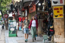 Turistas extranjeros caminan por la calle Hang Dao, Hanói. 