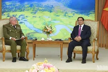 El primer ministro de Vietnam, Pham Minh Chinh (derecha), recibe al general de Cuerpo de Ejército Álvaro López Miera, ministro de las Fuerzas Armadas Revolucionarias de Cuba (Foto: Nhan Dan)