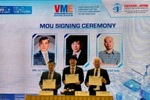 El Departamento de Promoción Comercial, adscrito al Ministerio de Industria y Comercio de Vietnam, la Organización de Comercio Exterior de Japón (JETRO) y la compañía RX Tradex Vietnam firman un acuerdo para organizar las exposiciones. (moit.gov.vn)