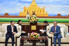 El embajador de Vietnam en Laos, Nguyen Ba Hung (izquierda) y Thongsavanh Phomvihane, jefe de la Comisión de Relaciones Exteriores del Comité Central del PPRL. (Foto: VNA)