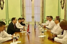 Reunión entre el miembro del CC del PCV y jefe de su Comisión de Relaciones Exteriores, Le Hoai Trung, y el miembro del Buró Político del PCC y Ministro de Relaciones Exteriores de Cuba, Bruno Rodríguez Parrilla. (Foto: VNA)