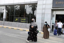 Turistas en el Aeropuerto Internacional de Saná a su llegada a la capital yemení, el 24 de abril de 2022. (Foto: Reuters)