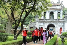 Turistas visitan el Templo de la Literatura de Hanoi (Foto:VNA)