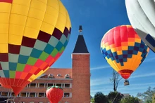 Actuaciones de globos aerostáticos al atardecer. (Fotografía: VNA)
