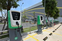 Una estación de carga para motos eléctricas y autos eléctricos de VinFast (Fotografía: VNA)