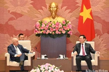 El presidente de la Asamblea Nacional de Vietnam, Vuong Dinh Hue (derecha), recibe al tesorero y ministro de Desarrollo Económico y Relaciones Industriales del Estado de Victoria, Australia, Tim Pallas. (Fotografía: VNA)