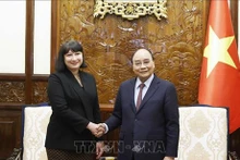 El presidente de Vietnam, Nguyen Xuan Phuc, y la embajadora rumana, Cristina Romila, (Fotografía: VNA)