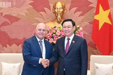 El presidente de la AN, Vuong Dinh Hue, reicbe al tesorero y ministro de Desarrollo Económico y Relaciones Industriales del Estado de Victoria, Australia, Tim Pallas.