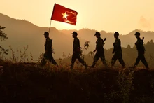 Soldados del puesto de guardia fronterizo de A Pa Chai patrullan a principios de 2023. (Fotografía: VNA)