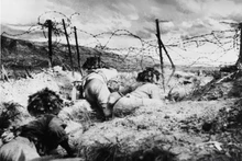 Los soldados vietnamitas retiran las líneas de alambradas de púas para iniciar el ataque contra las posiciones enemigas en la colina C. (Foto: VNA)