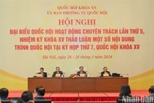 El presidente de la ANV, Vuong Dinh Hue, y los vicetitulares del órgano legislativo presiden la conferencia.