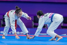 La luchadora vietnamita de jiu-jitsu Phung Thi Hue vence a Nutchaya Sugun de Tailandia por 2-1. (Fotografía: vietnamnet.vn)
