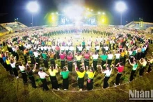 Presentación de la danza Xoe de la etnia Thai. 