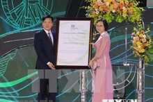 Tran Lan Huong, jefa del Departamento de Ciencias Naturales de la Oficina de la Unesco en Vietnam, en nombre de este organismo, entrega el certificado a la provincia de Cao Bang. (Foto: VNA)