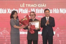 La subdirectora general de la VNA, Nguyen Thi Su, y vicepresidente del Comité Popular de Hanói, Ha Minh Hai entregan premio al director y artista del pueblo Dang Nhat Minh. (Foto: VNA)