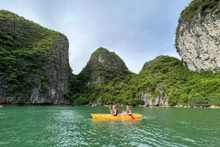 Recorrer la bahía de Ha Long en kayak es una experiencia interesante. 