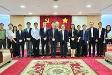 Autoridades de Binh Duong y representantes del MiTAC. (Foto: VNA)