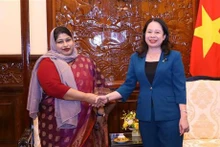 La vicepresidenta Vo Thi Anh Xuan recibe a la embajadora de Bangladesh en Vietnam, Samina Naz. (Foto: VNA)
