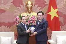 El presidente de la Asamblea Nacional, Vuong Dinh Hue, entrega un recuerdo al embajador de Laos en Vietnam, Sengphet Houngboungnuang. (Foto: VNA)