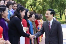 El presidente de Vietnam, Vo Van Thuong, con mujeres empresarias. (Foto: VNA)