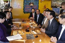 El presidente de Vietnam, Vo Van Thuong, junto a la gobernadora de Tokio, Koike Yuriko, en el restaurante vietnamita “Banh mi Xin chao (Hola)”. (Foto: VNA)