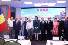 Participantes vietnamitas y rumanos en la ceremonia. (Foto: VNA)