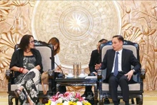 El secretario del Comité Central del Partido Comunista de Vietnam y jefe de su Comisión de Relaciones Exteriores, Le Hoai Trung, dialoga con la presidenta del Partido Comunista de Brasil (PcdoB) y ministra de Ciencia, Tecnología e Innovación, Luciana Santos. (Foto: VNA)