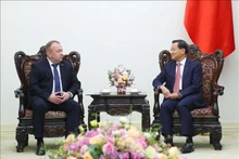 El viceprimer ministro de Vietnam Le Minh Khai (derecha) recibe al presidente del Comité Estatal de Peritaje Forense de Bielorrusia, Vólkov Alexéi Alexandrovich. (Foto: VNA)