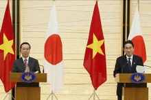 El presidente de Vietnam, Vo Van Thuong, y el primer ministro de Japón, Kishida Fumio, durante una conferencia de prensa. (Foto: VNA)